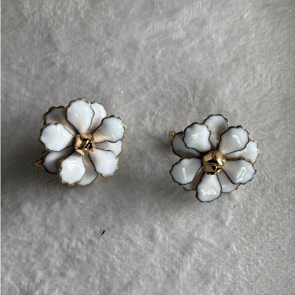 Vintage White Enamel Gold Daisy Flower Clip On Earrings 6 Petal Estate 1960s